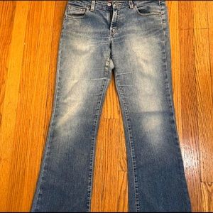 Levi’s low rise bootcut jeans 
- super flow stretch (comfy fabric) 
- size small